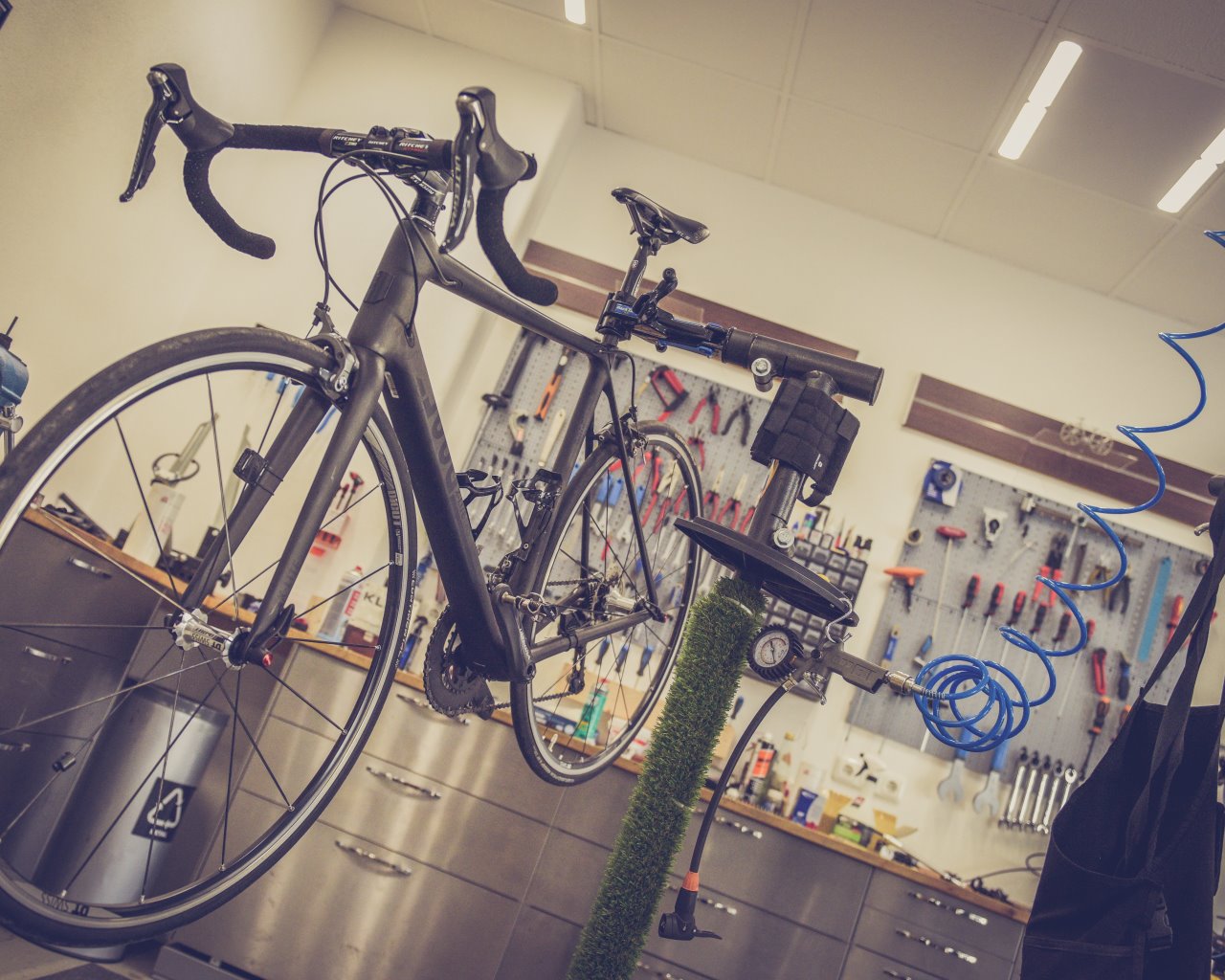 Fahrrad in einer Werkstatt zur Wartung und Sicherheitskontrolle.